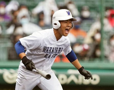 　和歌山東-倉敷工　１１回表和歌山東無死一、二塁、森岡が右前に勝ち越し打を放つ＝甲子園