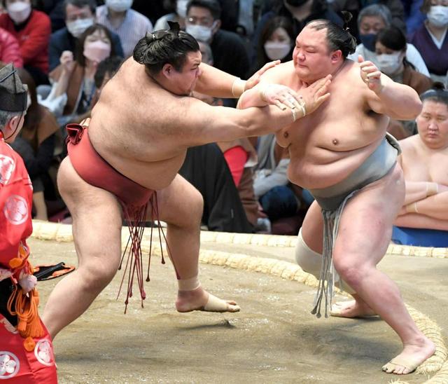 高安が初日から７連勝　攻め勝ち北勝富士を突き出す