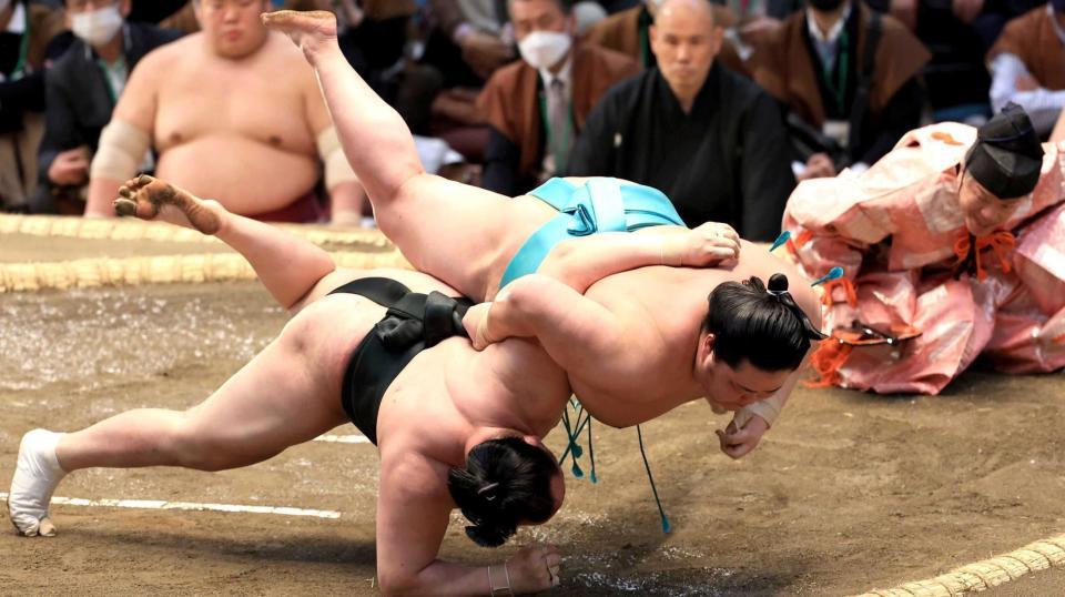 　上手投げで千代翔馬を破り、１敗を守った琴ノ若（撮影・鈴木雅之）