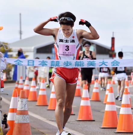 　全日本競歩能美大会の男子２０キロで優勝した松永大介＝石川県能美市