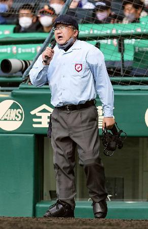 　広陵-敦賀気比戦の４回、広陵・大山の送りバントの判定について、場内放送で説明する尾崎球審＝２０日、甲子園球場