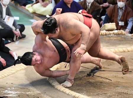 　上手投げで若元春（下）を下す高安