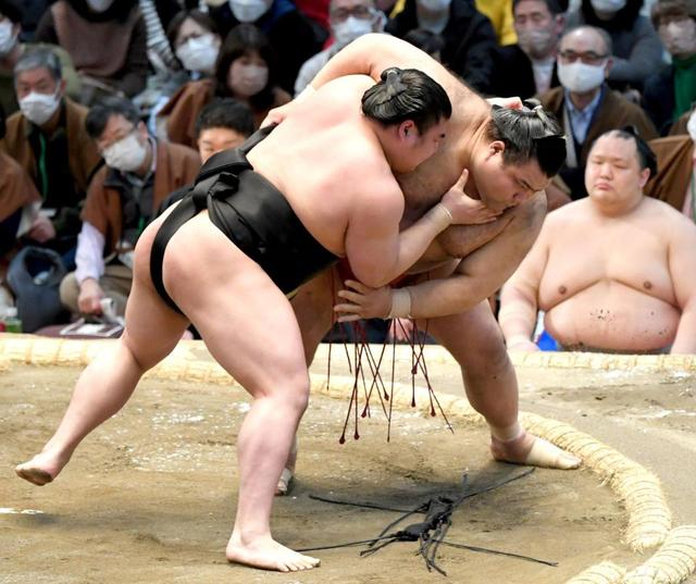 高安が土つかずの８連勝で勝ち越し　若元春を上手投げ