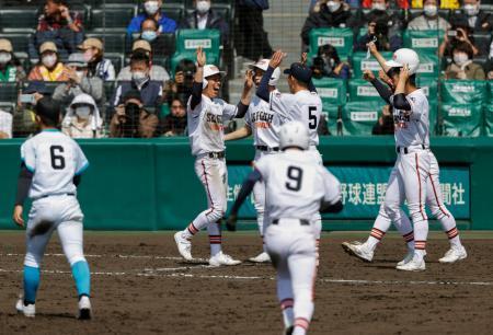 　タイブレークの１３回裏、押し出し四球で山梨学院にサヨナラ勝ちし、喜ぶ木更津総合ナイン＝甲子園