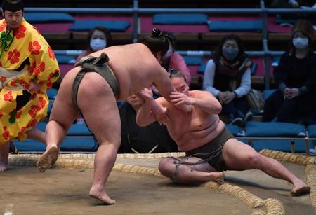 　明石富士（右）を押し倒す朝阪神（撮影・神子素慎一）