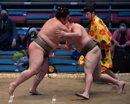 　明石富士（右）を押し倒す朝阪神（撮影・神子素慎一）