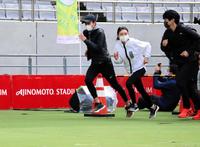 　味の素スタジアムランニングフェスタにゲスト出演し、特設コースを走る大迫（左）シドニー五輪女子マラソン代表の市橋有里さん（中央）
