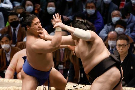 　阿炎（右）と競り合う若隆景。寄り切りで破る＝エディオンアリーナ大阪