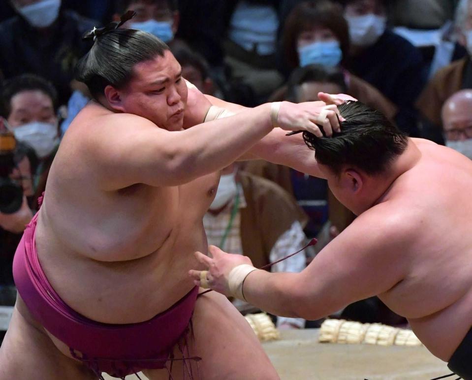 　玉鷲（右）を攻め立てる御嶽海（撮影・神子素慎一）