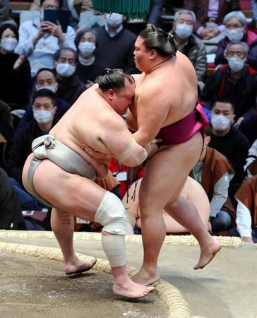 　御嶽海（右）を寄り切る北勝富士