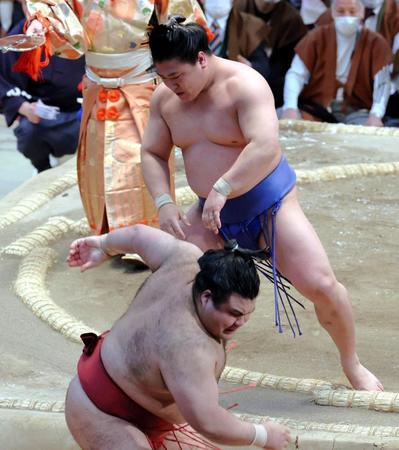 　高安（手前）を寄り切りで下す若隆景