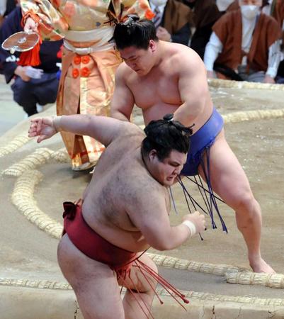 　高安（手前）を寄り切りで下す若隆景