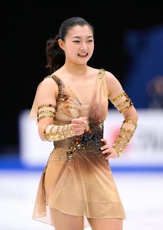 　演技を終え、ガッツポーズで喜ぶ坂本花織（共同）