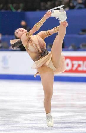 　演技する坂本花織（共同）