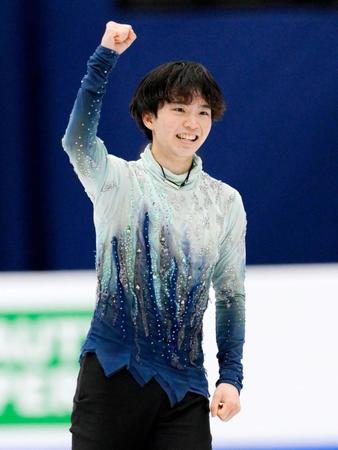 男子ＳＰの演技を終えガッツポーズで喜ぶ友野一希＝モンペリエ（共同）