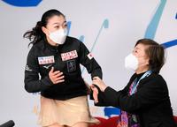 　演技を終え得点を確認し喜ぶ坂本花織（左）＝共同