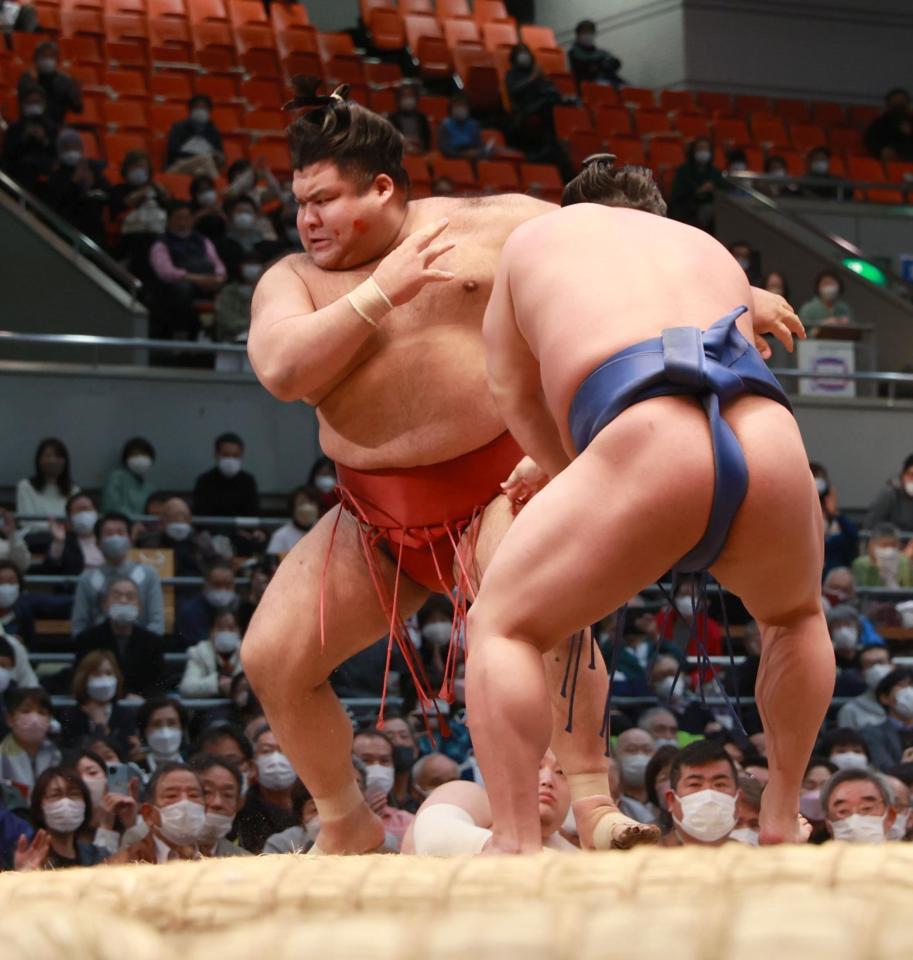 　若隆景（右）に黒星を喫した高安（撮影・坂部計介）