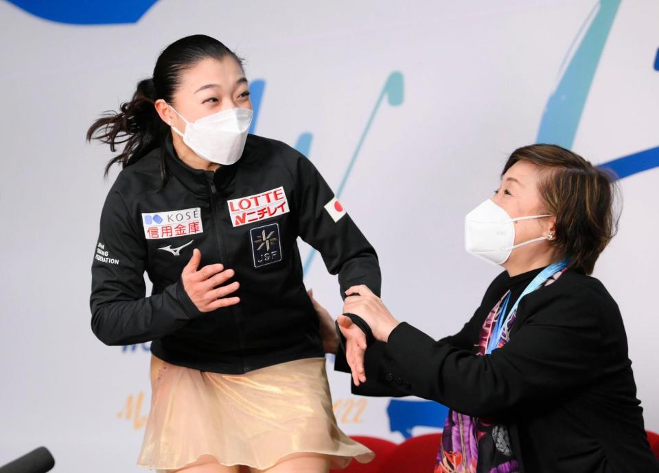 　演技を終え得点を確認し喜ぶ坂本花織（左）＝共同