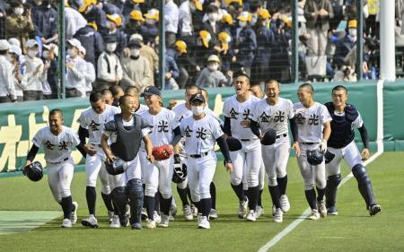 　木更津総合にタイブレークの末、逆転サヨナラ勝ちした金光大阪ナイン＝甲子園