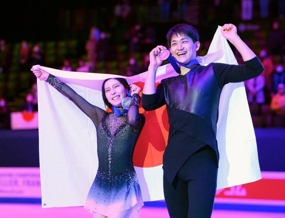 　ペアで銀メダルを獲得し、笑顔で日の丸を掲げる三浦（左）、木原組