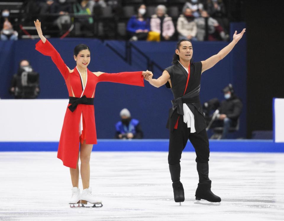 　アイスダンスＲＤ　演技を終え観客の声援に応える村元（左）、高橋組（共同）