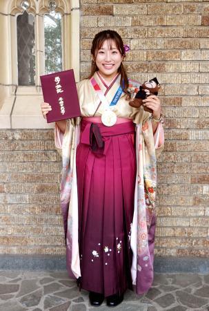 　卒業式を迎えて笑顔のレスリング女子の須崎優衣＝２６日午後、東京都新宿区