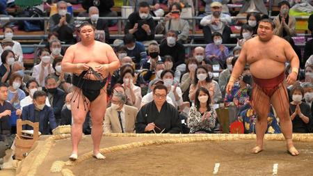 　高安（右）を下した正代（撮影・高部洋祐）