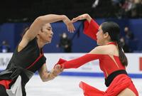 　演技する村元（右）、高橋組（共同）