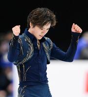 　フリーの演技を終え、ガッツポーズする宇野昌磨（共同）