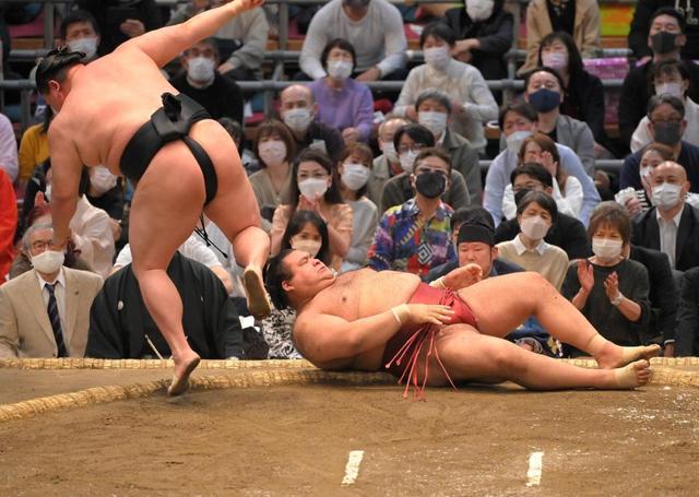 高安が２敗に後退　すくい投げで裏返しに　勝った正代はかど番脱出