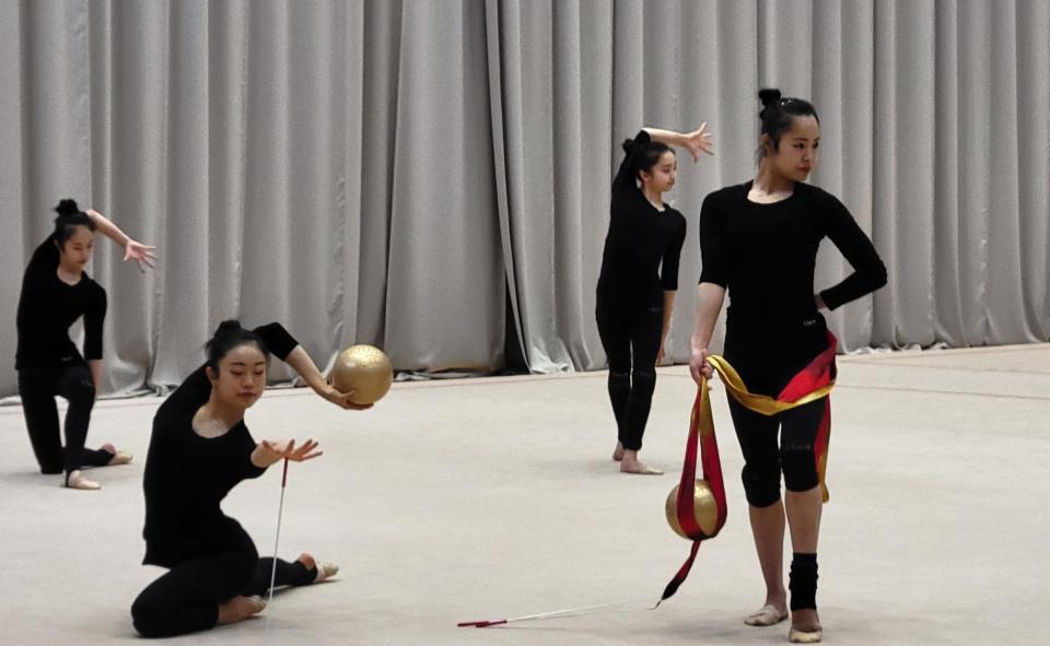 　都内で合宿を行う新体操日本代表の新キャプテン鈴木歩佳（右）らフェアリージャパンＰＯＬＡ（日本体操協会提供）