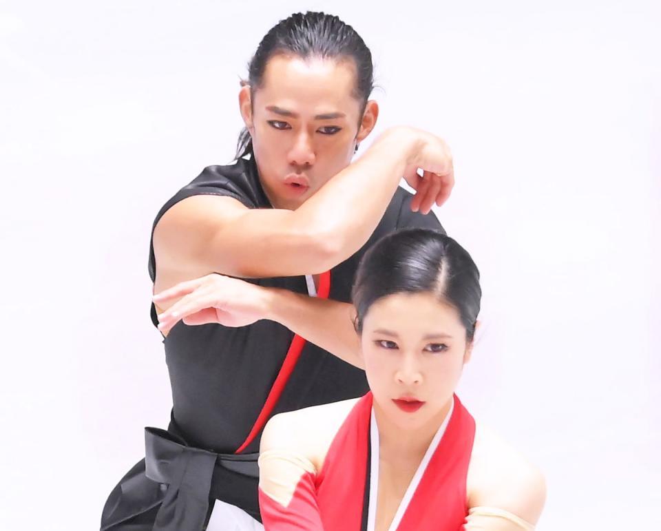 　村元哉中（右）と高橋大輔