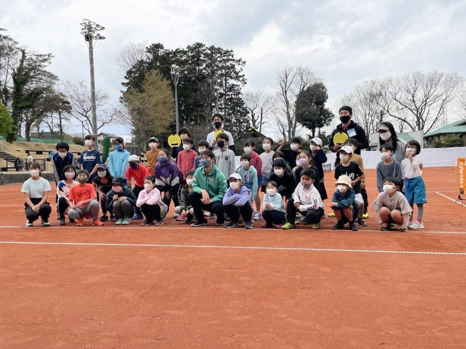 第一生命相娯園レッドクレーコート完成記念イベントに出席した錦織（中央）