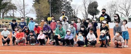 　第一生命相娯園レッドクレーコート完成記念イベントに出席した錦織（前列中央）