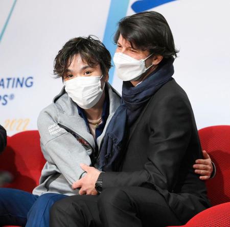 　初優勝し、ステファン・ランビエル・コーチ（右）と抱き合う宇野昌磨（共同）