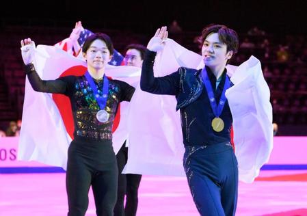 　初優勝し、場内一周する宇野昌磨（右）と２位の鍵山優真（左）ら（共同）