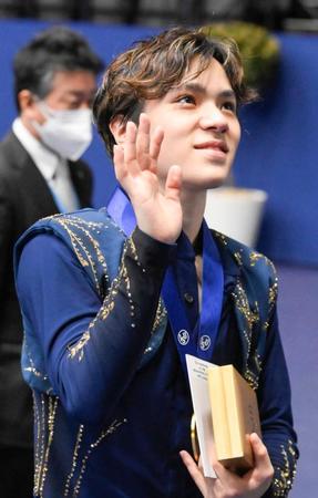 　表彰式を終え、笑顔で引き揚げる宇野昌磨（共同）