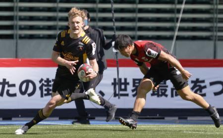 　横浜-東京ＳＧ　前半、トライを決める東京ＳＧ・マッケンジー（左）＝昭和電ドーム