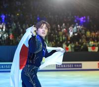 　初優勝し場内一周する宇野昌磨（共同）