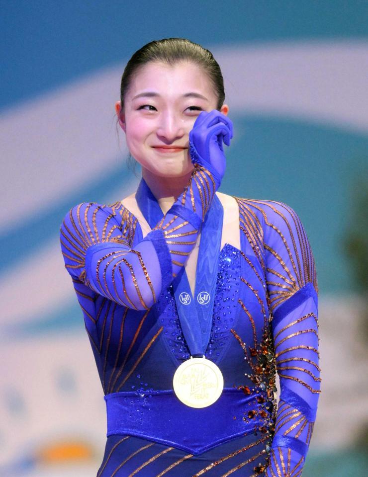 　表彰式で涙を拭う坂本花織（共同）