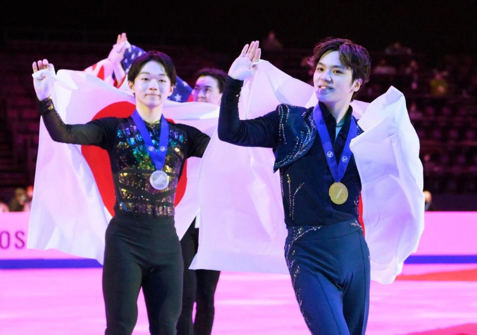 　初優勝し、場内一周する宇野昌磨（右）と２位の鍵山優真（左）ら（共同）