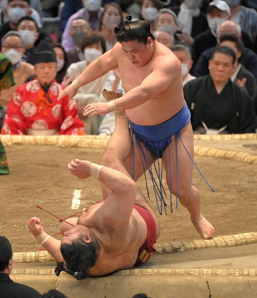 　優勝決定戦で高安（手前）を上手出し投げで下す若隆景（撮影・高部洋祐）