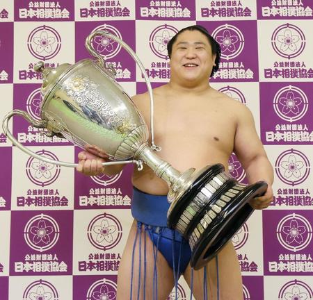 　初優勝し、賜杯を手に笑顔の若隆景（代表撮影）