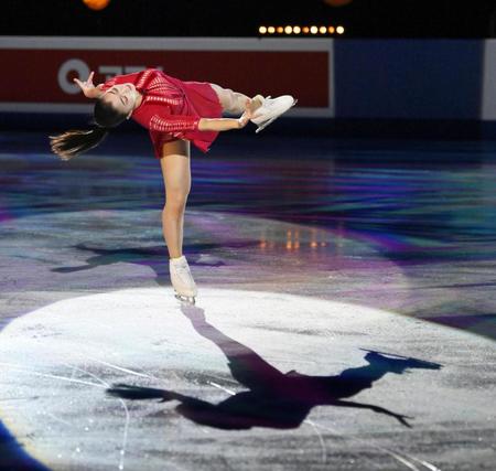 　エキシビションで演技する坂本花織（共同）