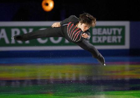 　エキシビションで演技する宇野昌磨（共同）