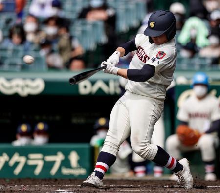 　浦和学院-九州国際大付　８回裏浦和学院１死一、二塁、鍋倉が右越えに決勝の３ランを放つ＝甲子園