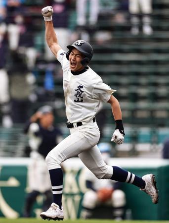 　国学院久我山-星稜　５回裏、２ランを放ちガッツポーズする国学院久我山・下川辺＝甲子園