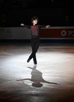 　エキシビションで演技する宇野昌磨（共同）