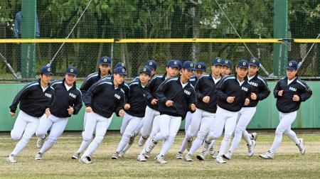 　調整する近江の選手たち＝兵庫県西宮市（代表撮影）