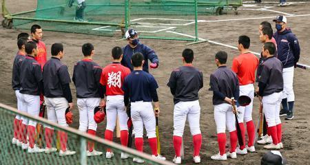 　練習前に尾崎監督（中央）の話を聞く国学院久我山の選手たち＝兵庫県西宮市（代表撮影）